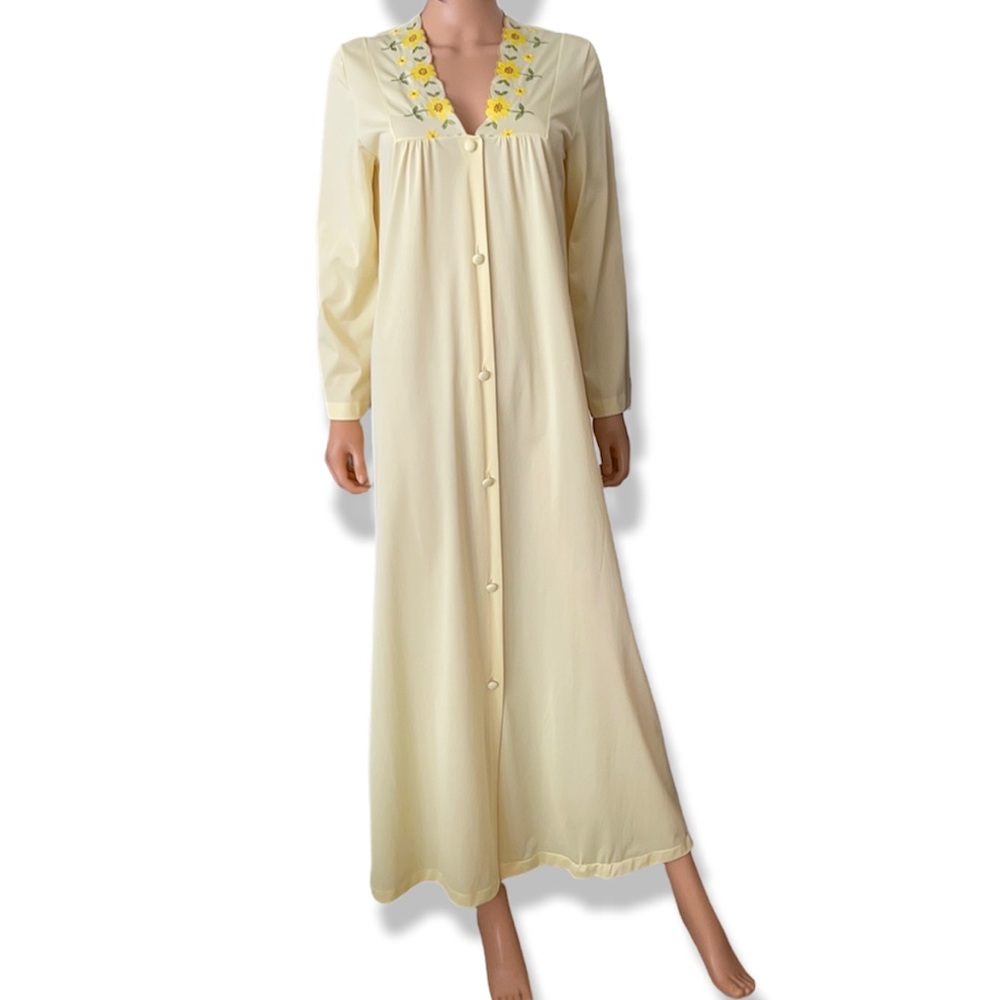 True Vintage 1960s Gossard Artemis Embroidered Floral Button-Front Robe